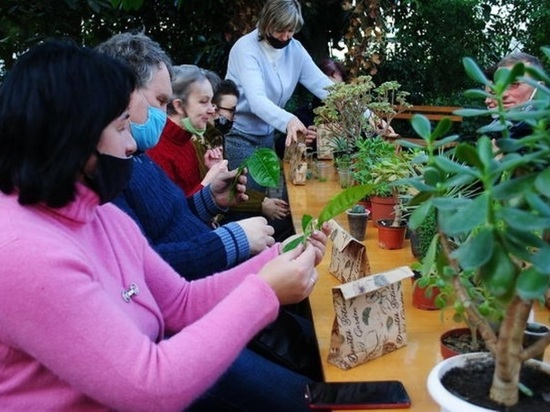 В ботаническом саду Донецка провели экскурсию для слепых и слабовидящих