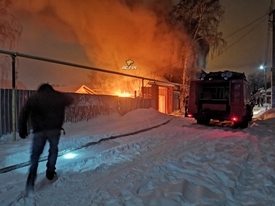 Ночной пожар в Ленинском районе Новосибирска подобрался к газовым баллонам