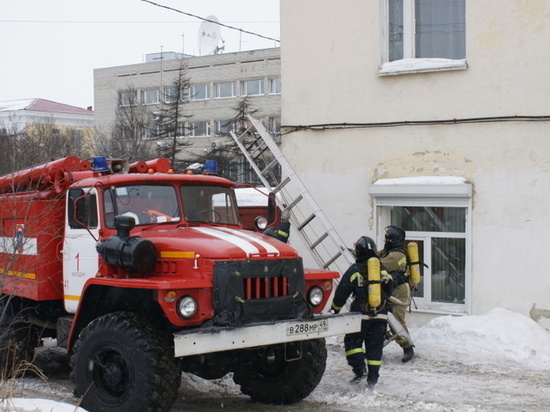 Пожарные Колымы спасли 7 человек из горящего офиса