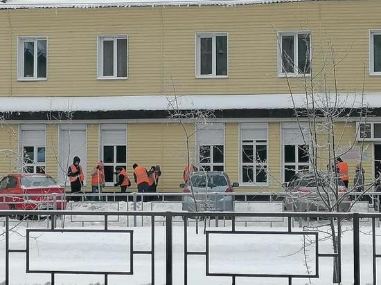 Осужденные приступили к уборке снега и наледи на тротуарах Барнаула
