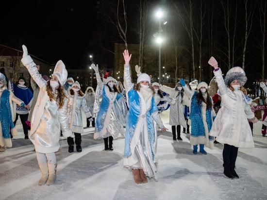 Нашествие Снегурочек в масках: на улицы Ноябрьска вышли 90 сказочных красавиц