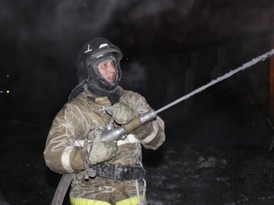 Пожарные Хакасии спасли пьяного мужчину из горящего дома