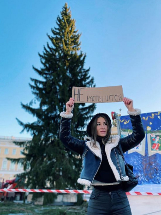 Петербурженка вышла на пикет против установленной на Дворцовой елки