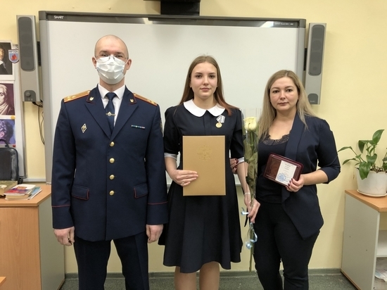 В Ноябрьске школьницу наградили медалью за помощь в поимке интернет-педофила
