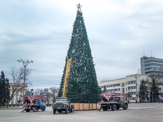 Главная ёлка Донецка-2021: на дереве появились игрушки и звезда