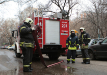 Пожар на юго-западе Москвы, где вечером 10 декабря погибла женщина и ее маленький сын, вероятнее всего, случился из-за сигареты, брошенной на раскладушку
