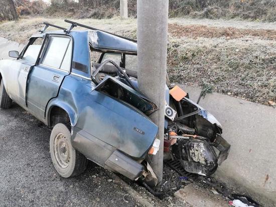 На кубанской трассе автомобилист пострадал, врезавшись в столб электропередачи