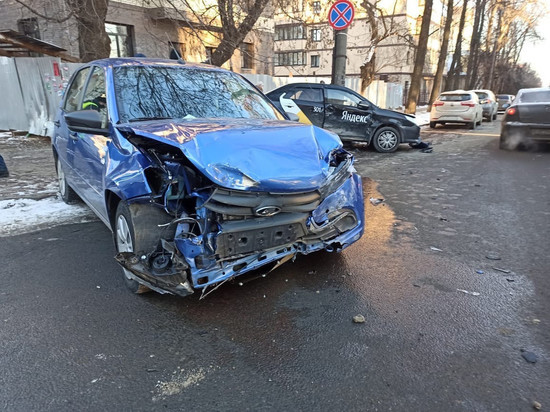 В центре Кирова пострадали три человека в ДТП на перекрестке