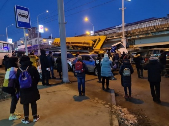 Во Владивостоке спецтехника протаранила 16 машин и автобус