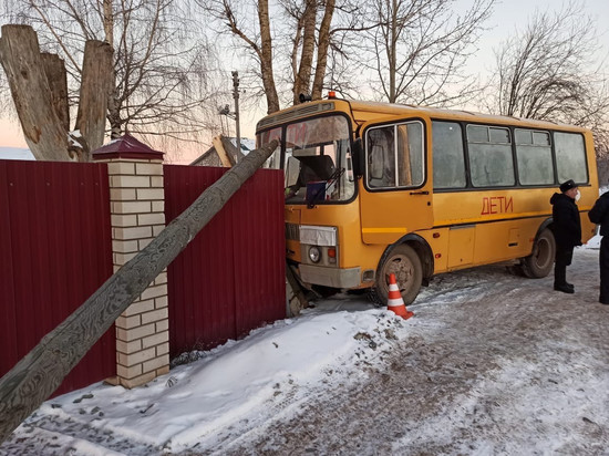 В Кирове автобус с детьми снес забор и врезался в столб