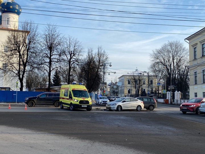 В Твери из-за ДТП на перекрестке перед мостом рассыпалось стекло и образовался затор