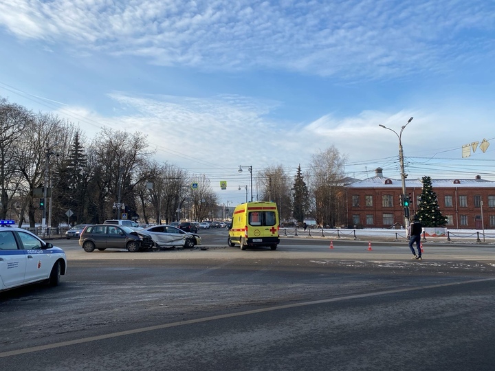В Твери из-за ДТП на перекрестке перед мостом рассыпалось стекло и образовался затор