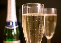 Эксперты Министерства здравоохранения назвали оптимальную дозу шампанского, которую можно выпить во время празднования Нового года