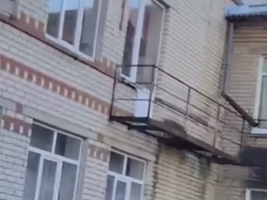 Ураганный ветер сорвал крышу со школы на Ставрополье