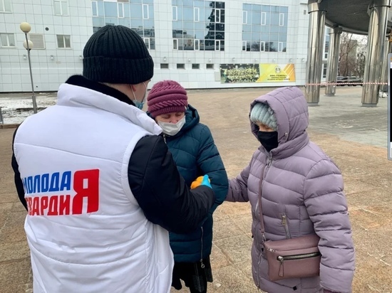 Молодогвардейцы в целях профилактики коронавируса раздали тюменцам 1500 масок