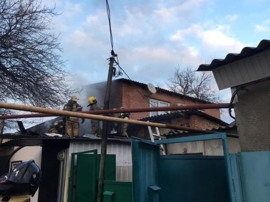 В Ростове потушили крупный пожар в двух частных домах