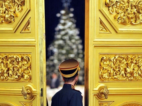 Главную новогоднюю ель России доставили в Кремль