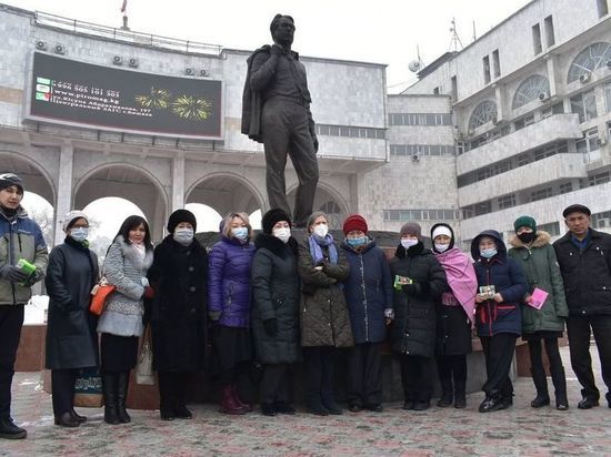 В Бишкеке состоялось возложение цветов к памятнику Чынгыза Айтматова