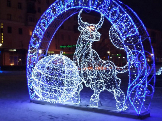 Светящуюся арку с быком установили в центре Барнаула