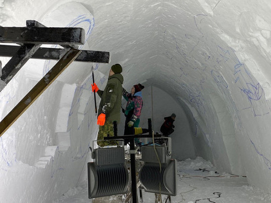 В Кировске художники оформляют будущие залы «Снежной Деревни»