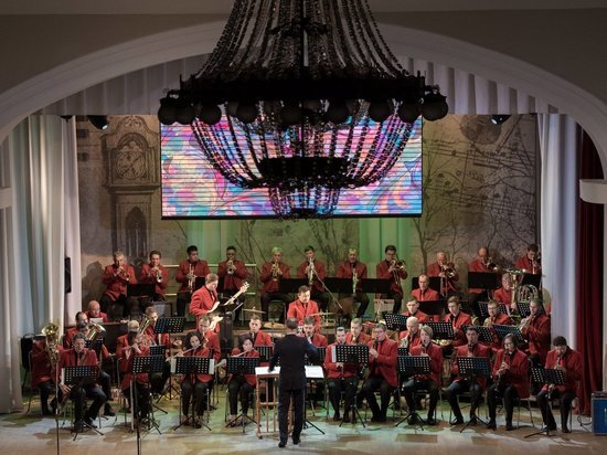 Алексей Дюмин поздравил Губернаторский духовой оркестр