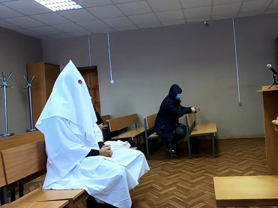 На суд из-за отсутствия маски житель Псковской области пришёл в костюме «Ку-клукс-клана»