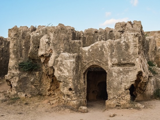 Археологи обнаружили редкий артефакт в скальной гробнице