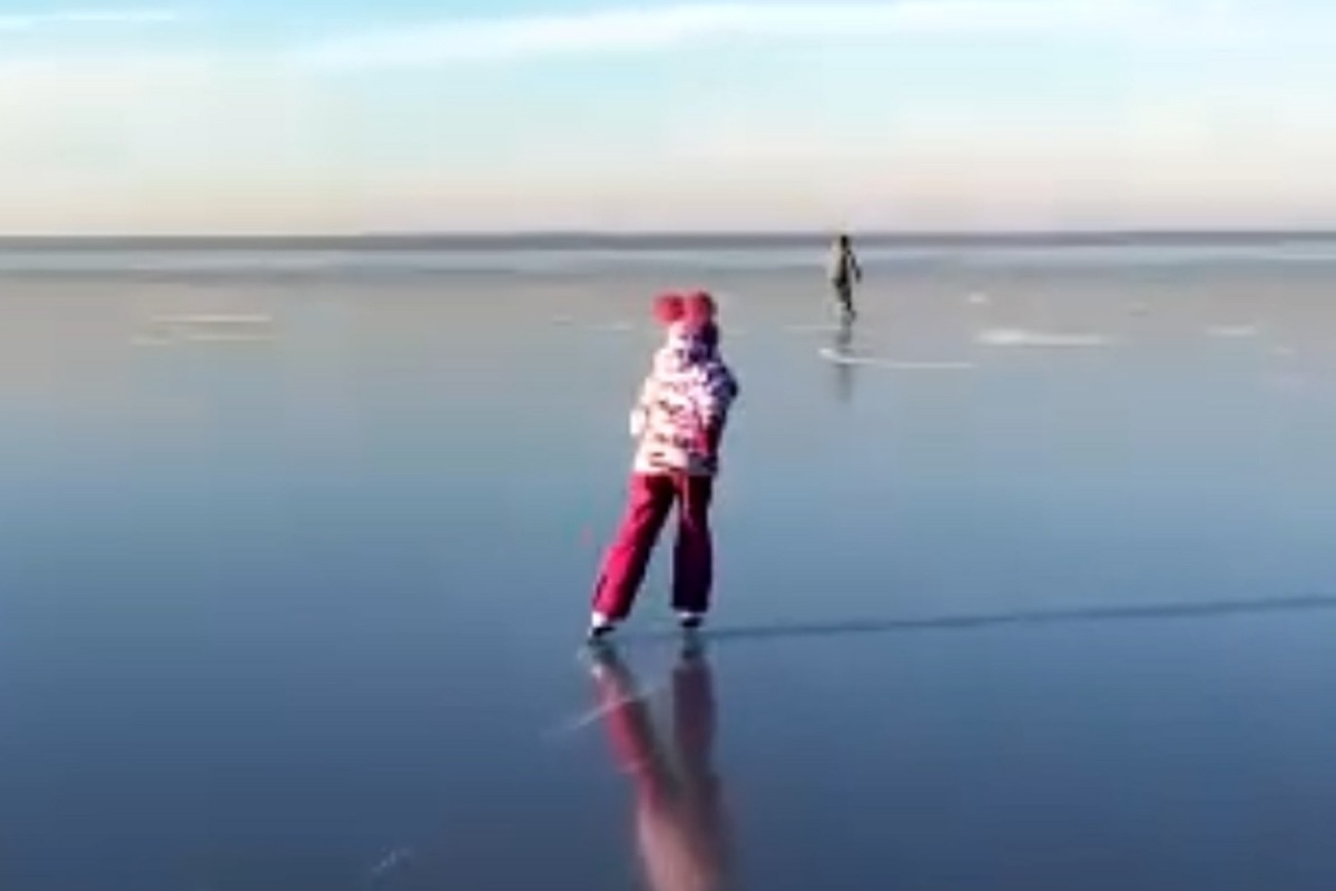 Параплан рыбинское водохранилище. Каток на Рыбинском водохранилище. Маловодье Рыбинского водохранилища. Каменюки Рыбинское водохранилище. Рыбинское водохранилище зимой.