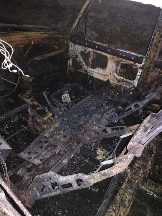 В Смоленске ночью пожарные выезжали, чтобы потушить автомобиль-"подснежник"