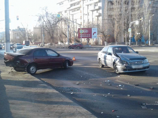 При столкновении авто в Волгограде пострадала 60-летняя женщина