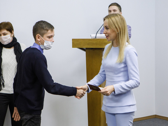 В Воронежской областной Думе вручили паспорта 14-летним жителям региона
