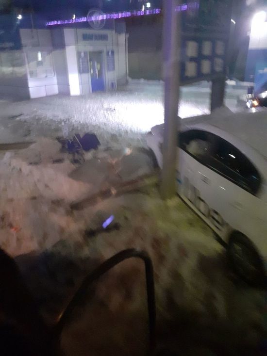 Кемеровский таксист врезался в ценовое табло рядом с заправкой