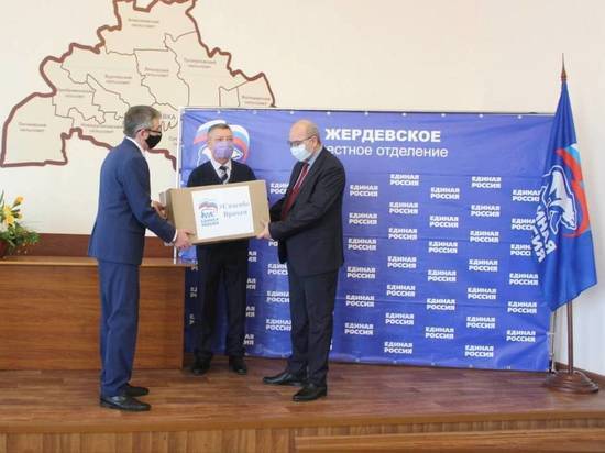 Врачам Жердевской больницы вручили комплекты термоодежды