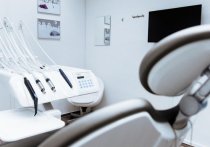 На приеме у стоматолога умер столичный врач, который пришел удалять имплант