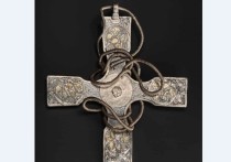 Эффектный англо-саксонский серебряный крест нашли под коркой грязи 1000-летней давности