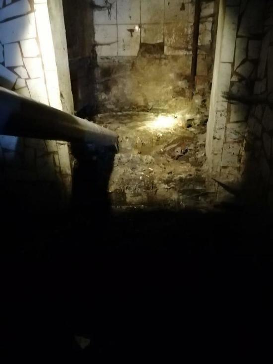 Жильцы кузбасского дома жалуются на затопленный фекалиями подвал