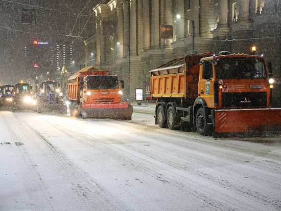 Для борьбы со снегопадом на улицы Воронежа выехали более 200 единиц спецтехники