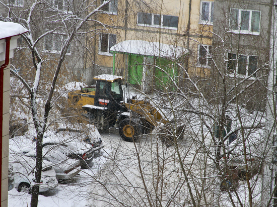 В мэрии Барнаула рассказали, кто и в какой срок должен убирать снег во дворах
