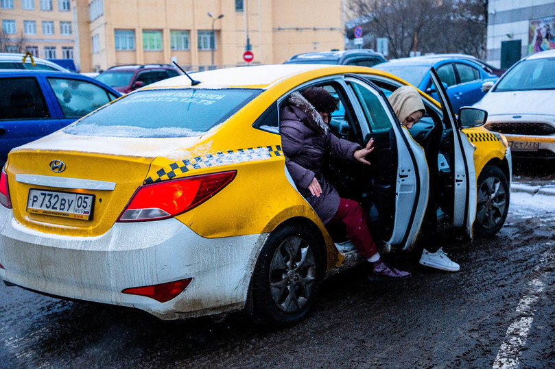 Такси пришло. Новое такси китайское в России. 8 Марта напилась вышла из желтой машины.