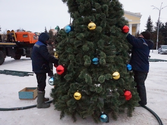 В Йошкар-Оле устанавливают главную новогоднюю елку