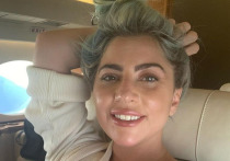 Американская певица и актриса Леди Гага (настоящее имя - Стефани Джоанн Анджелина Джерманотта) ради продвижения своего бренда косметики снялась топлес в откровенной фотосессии