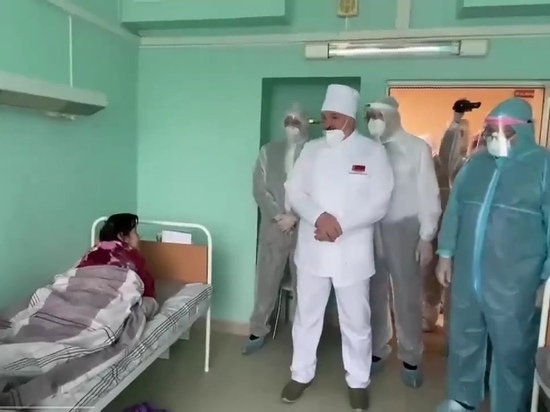 Лукашенко в костюме врача заинтересовался животом пациентки