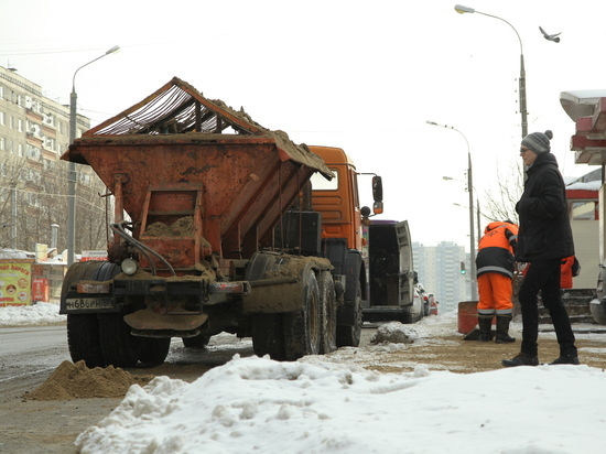 В районах Нижнего Новгорода снег убирают 715 рабочих