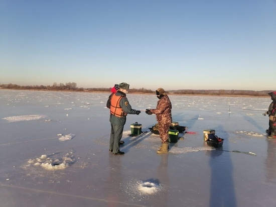 Сотрудники МЧС России провели профилактическое мероприятие с рыбаками на озере Глазовском