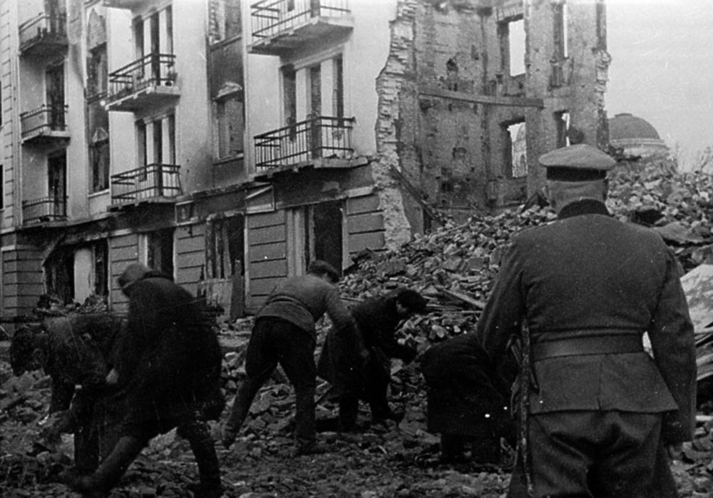 Город калинин оккупация. Оккупация Калинина в годы войны 1941-1945. Город Калинин в оккупации.освобождение Калинина. Тверь оккупация. Тверь в годы войны 1941-1945.