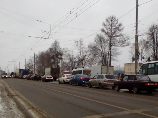В Иванове образовалась огромная автомобильная пробка