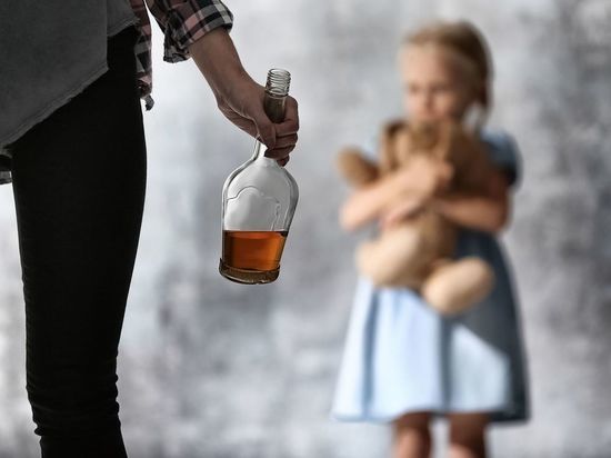 В Саяногорске мать неделю пила у знакомых, а дети были дома одни