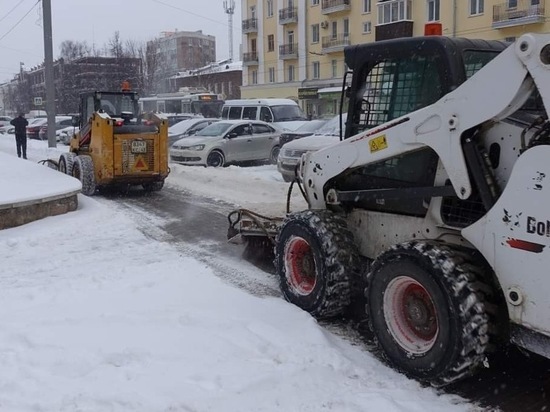 100 машин участвуют в ликвидации последствий снегопада в Кирове