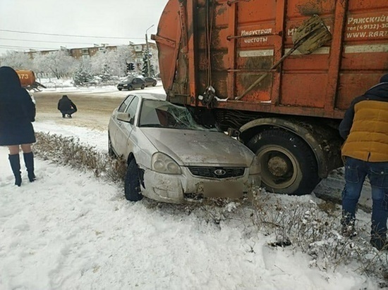 В Ростовской области легковушка влетела под мусоровоз
