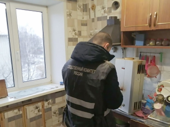 В брянском Новозыбкове в квартире одного из домов обнаружили тела трех человек